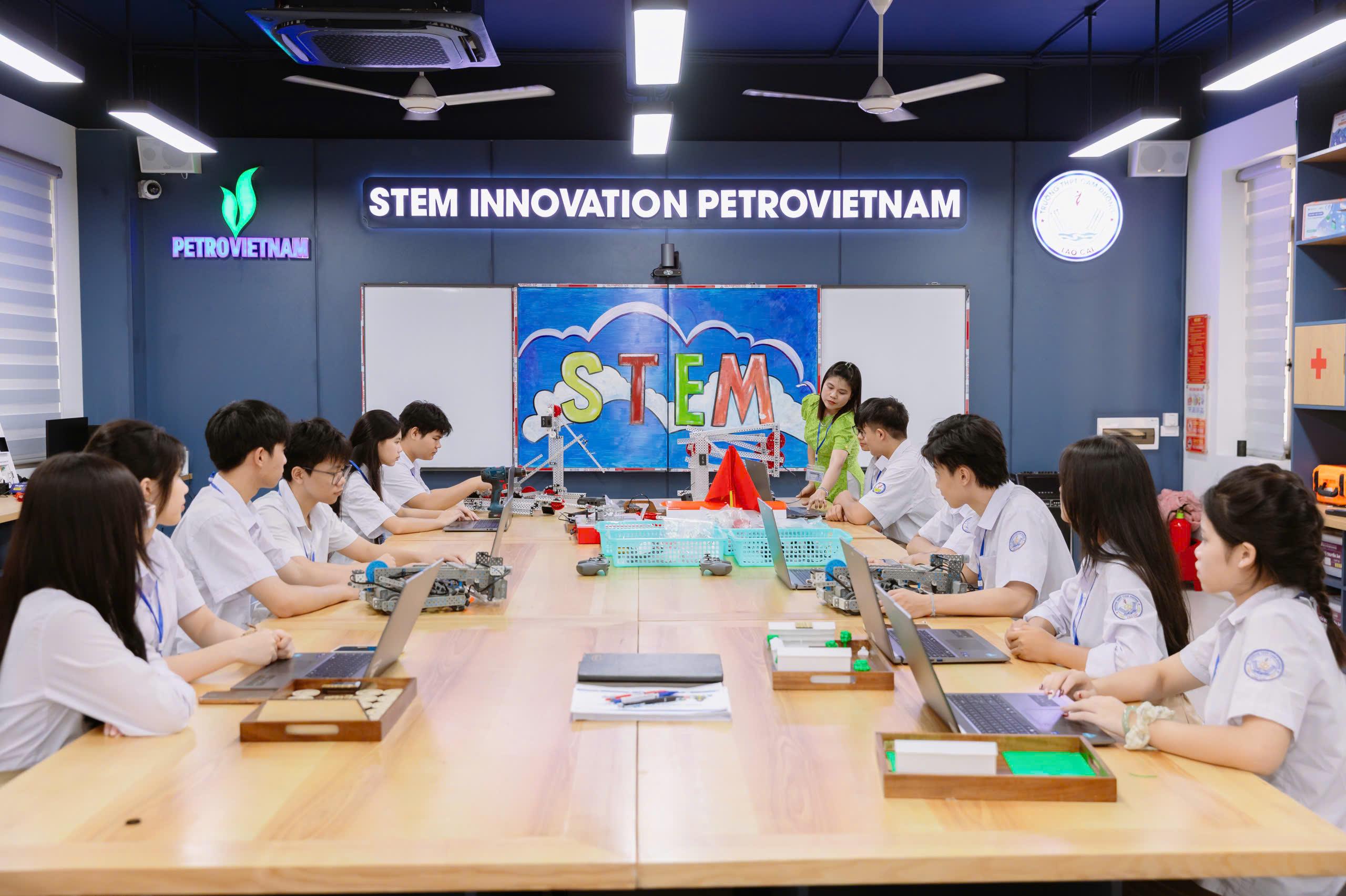 Không gian phòng Lab STEM tại trường THPT Cam Đường, Lào Cai được PETROVIETNAM đầu tư nhiều trang thiết bị hiện đại, đạt chuẩn quốc tế.